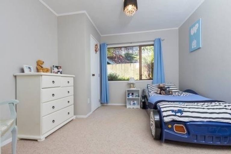 Photo of property in 5 Photinia Place, Botany Downs, Auckland, 2010