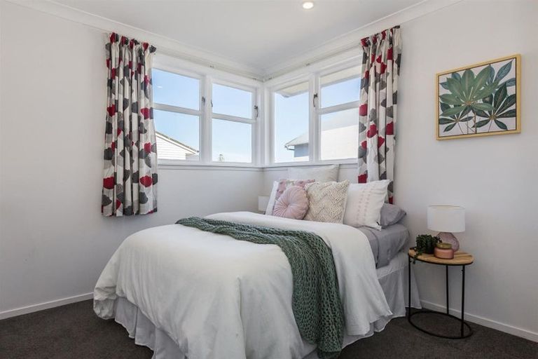 Photo of property in 51 Kapiti Crescent, Titahi Bay, Porirua, 5022