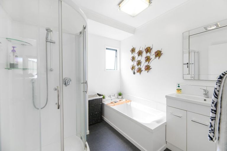 Photo of property in 2b Porter Avenue, Te Atatu South, Auckland, 0610