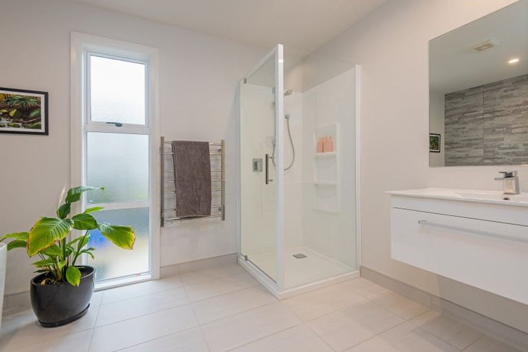 Photo of property in 15 Monaco Grove, Fitzherbert, Palmerston North, 4410