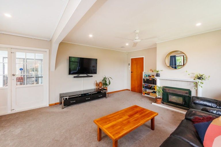 Photo of property in 11 Montrose Place, Takaro, Palmerston North, 4412