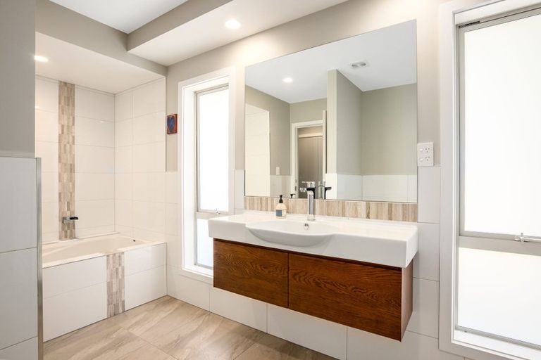 Photo of property in 2 Pacific View, Whitby, Porirua, 5024