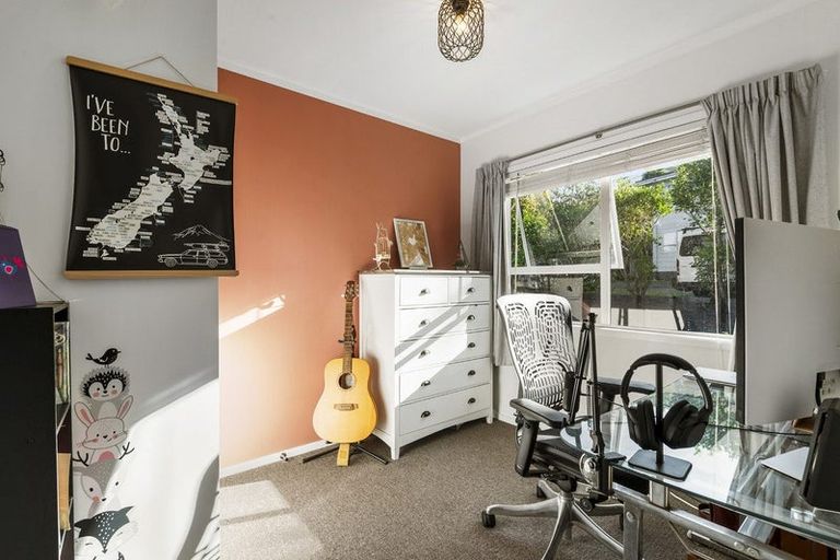 Photo of property in 1/6 Phillipa Place, Browns Bay, Auckland, 0630