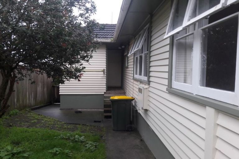Photo of property in 1/6 Woodall Place, Totara Vale, Auckland, 0627
