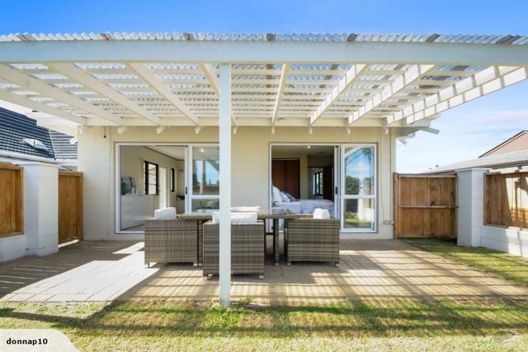 Photo of property in 2/10 Park Estate Road, Rosehill, Papakura, 2113