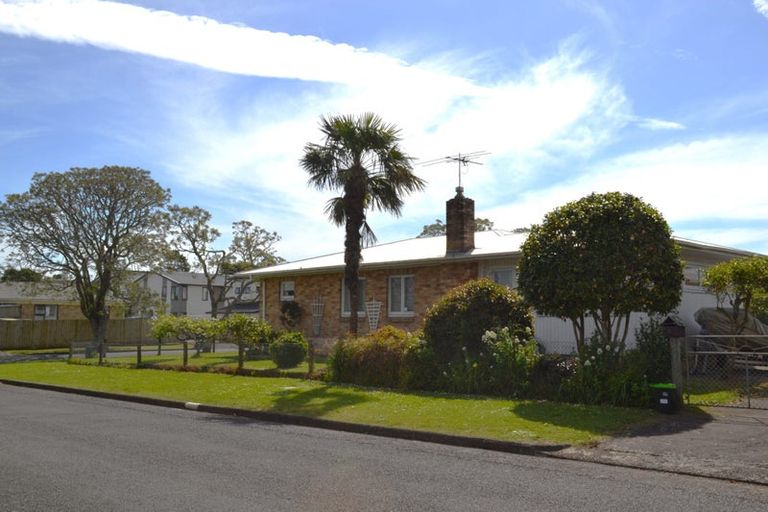 Photo of property in 2 Freyberg Crescent, Pukekohe, 2120