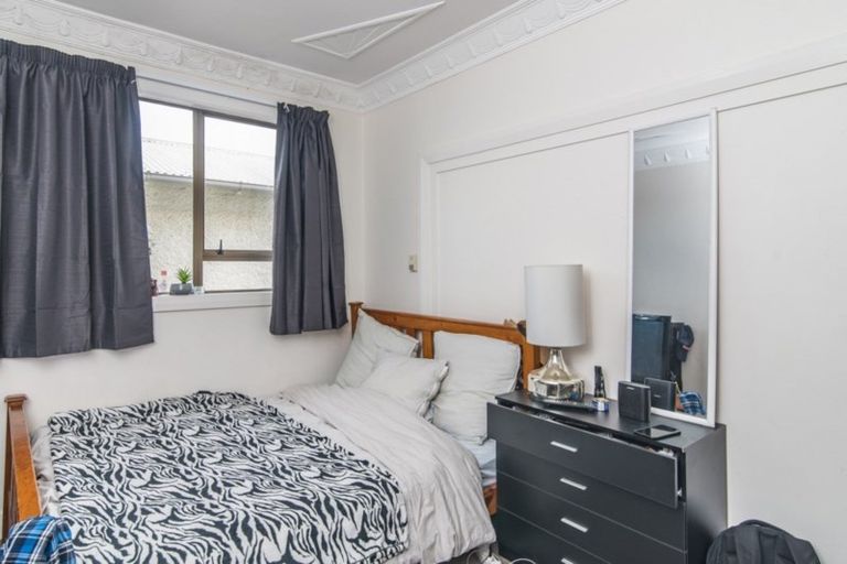 Photo of property in 84 Northland Road, Northland, Wellington, 6012