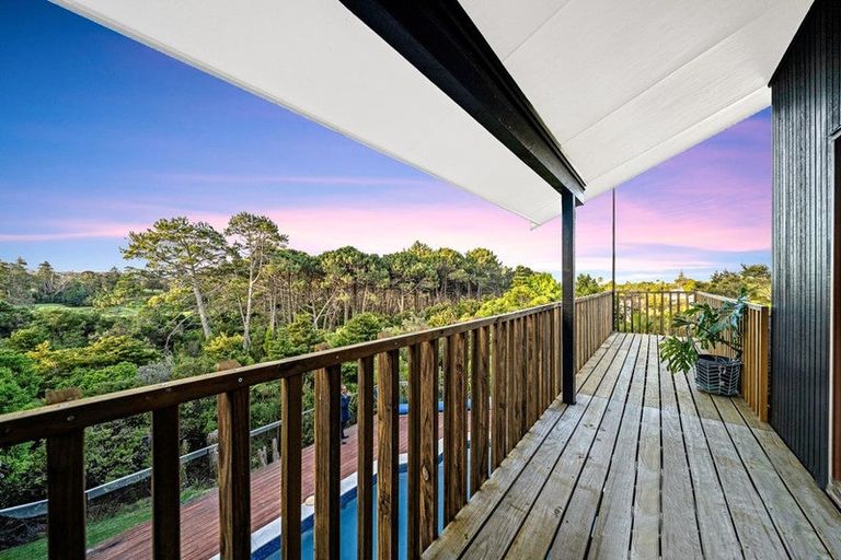 Photo of property in 8 Aberdeen Road, Campbells Bay, Auckland, 0620