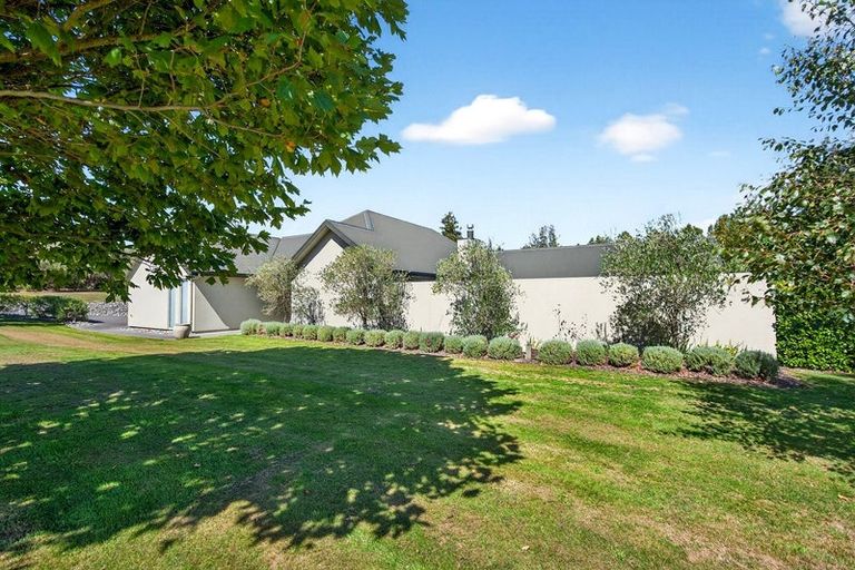 Photo of property in 10 Fairway Drive, Martinborough, 5711