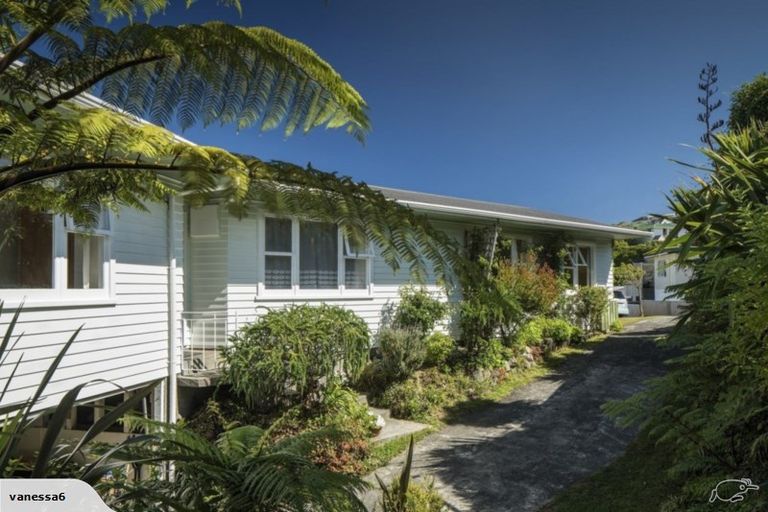 Photo of property in 26 Bellringer Crescent, Newlands, Wellington, 6037