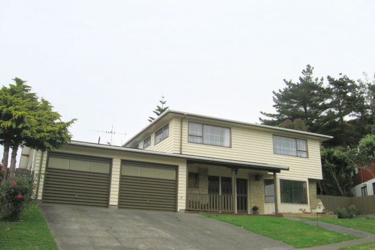 Photo of property in 28 Greyfriars Crescent, Tawa, Wellington, 5028