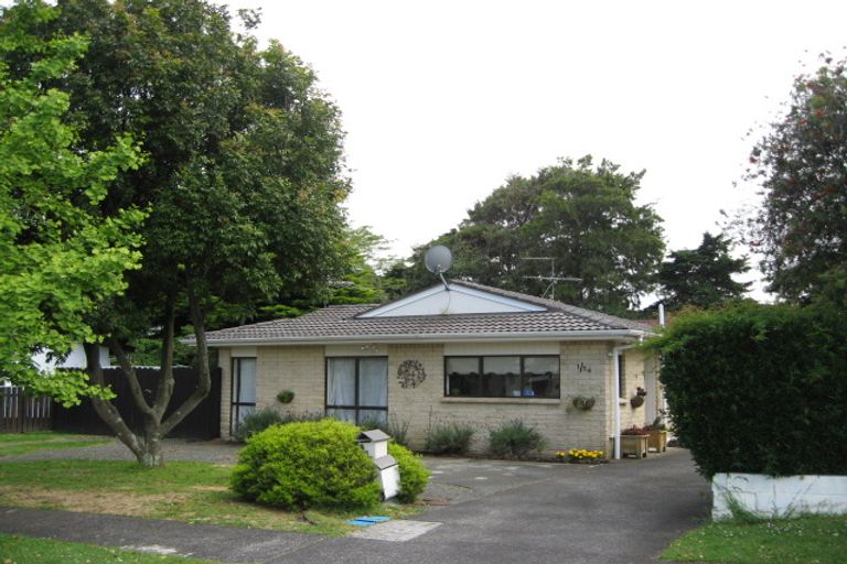 Photo of property in 2/54 Challen Close, Conifer Grove, Takanini, 2112