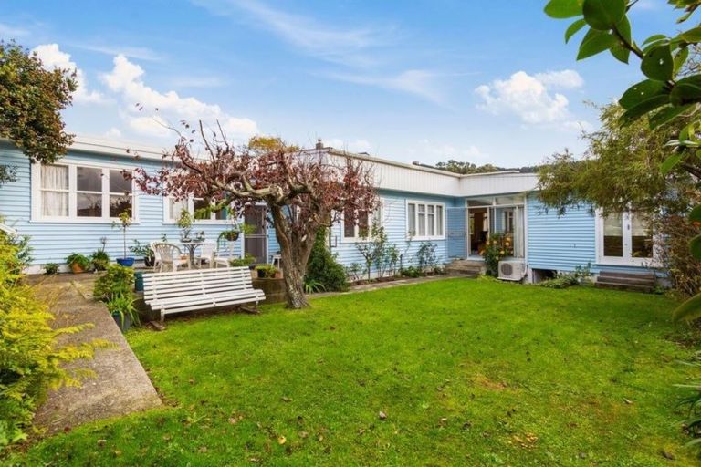 Photo of property in 4 Park Avenue, Tawa, Wellington, 5028