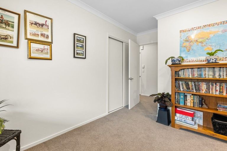 Photo of property in 92 Willowview Drive, Redwood, Christchurch, 8051