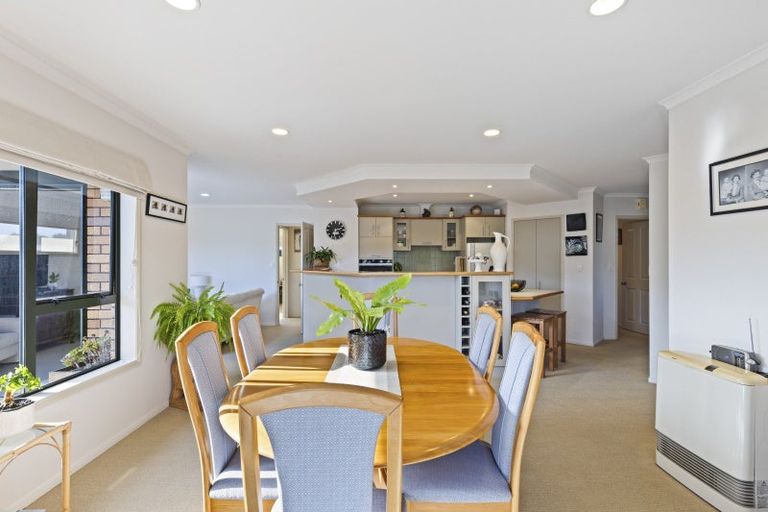 Photo of property in 6 Royal Heights, Glen Avon, New Plymouth, 4312