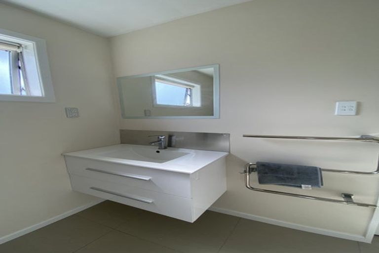 Photo of property in 17a Knightsbridge Drive, Forrest Hill, Auckland, 0620