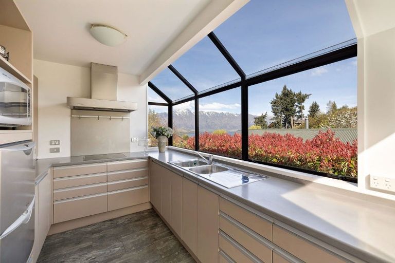 Photo of property in 9 Greenstone Place, Fernhill, Queenstown, 9300