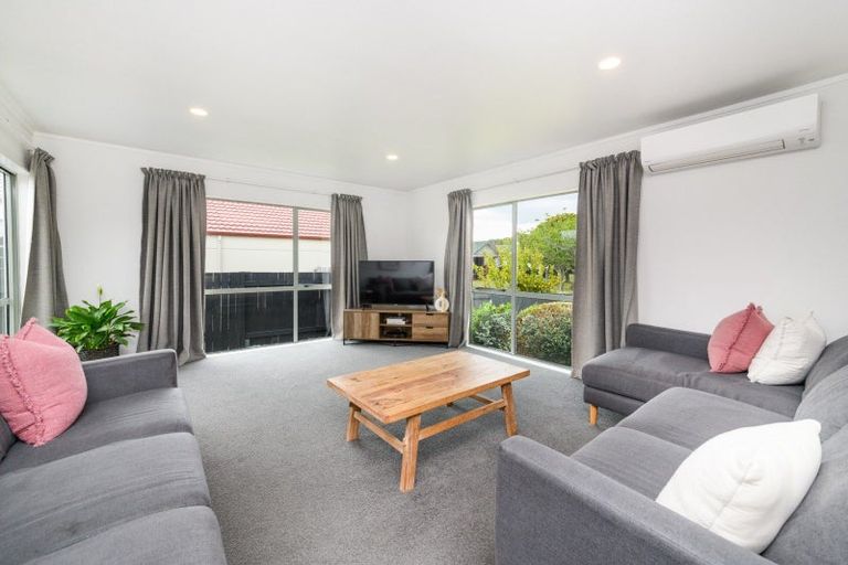 Photo of property in 42 Dalfield Place, Highbury, Palmerston North, 4412