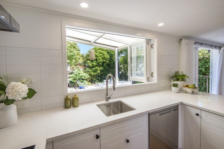 Photo of property in 37 Kiwi Road, Stanley Point, Auckland, 0624