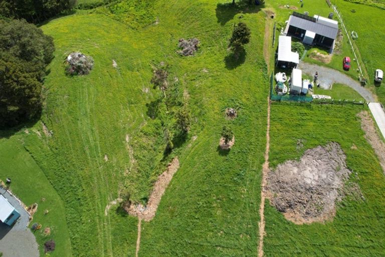 Photo of property in 18 Arahanga Road, Paparoa, 0571