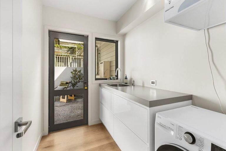 Photo of property in 160 Breaker Bay Road, Breaker Bay, Wellington, 6022