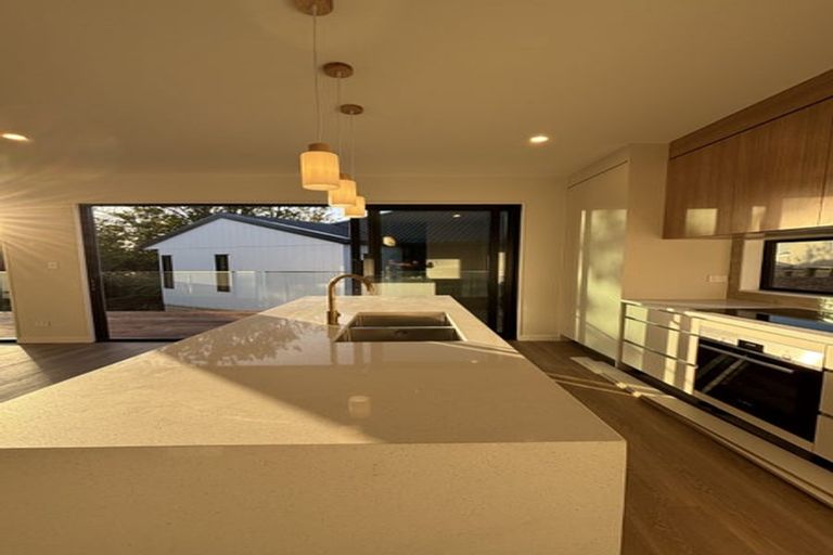 Photo of property in 1/82 Upper Harbour Drive, Greenhithe, Auckland, 0632