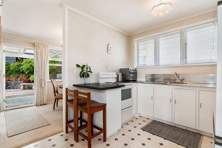 Photo of property in 18 Selwyn Crescent, Forrest Hill, Auckland, 0620