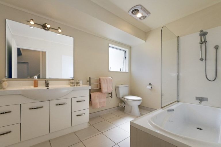 Photo of property in 1/62 Whiting Grove, West Harbour, Auckland, 0618