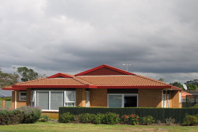 Photo of property in 23 Heversham Place, Glendene, Auckland, 0602