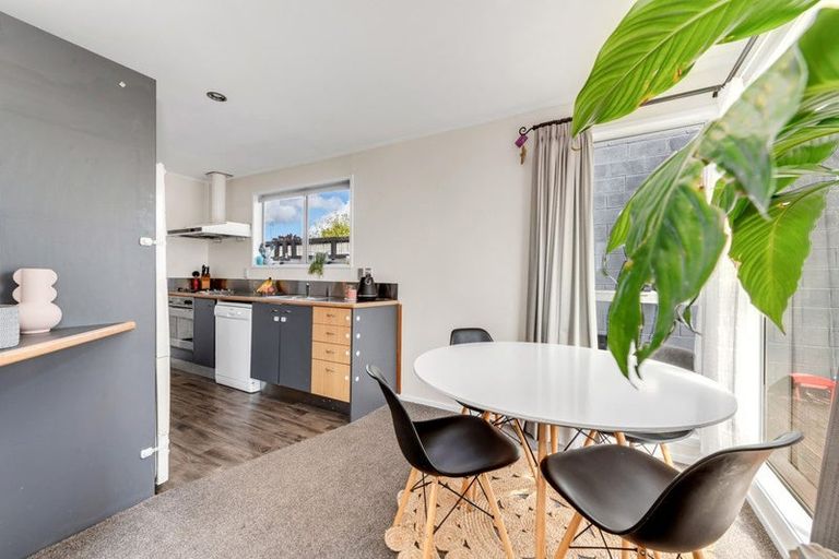 Photo of property in 6b Lisa Rise, Half Moon Bay, Auckland, 2012
