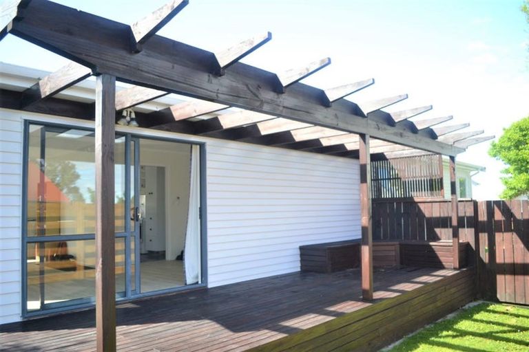 Photo of property in 21 Kingsbridge Place, Newlands, Wellington, 6037