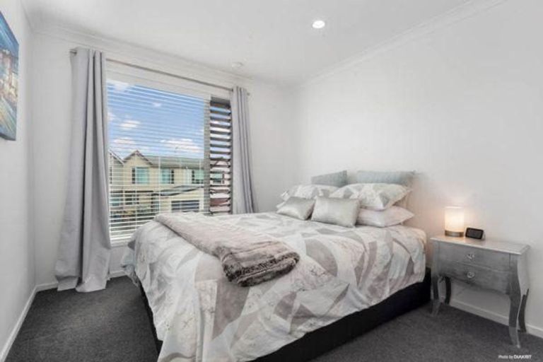 Photo of property in 9h Clearwater Cove, West Harbour, Auckland, 0618
