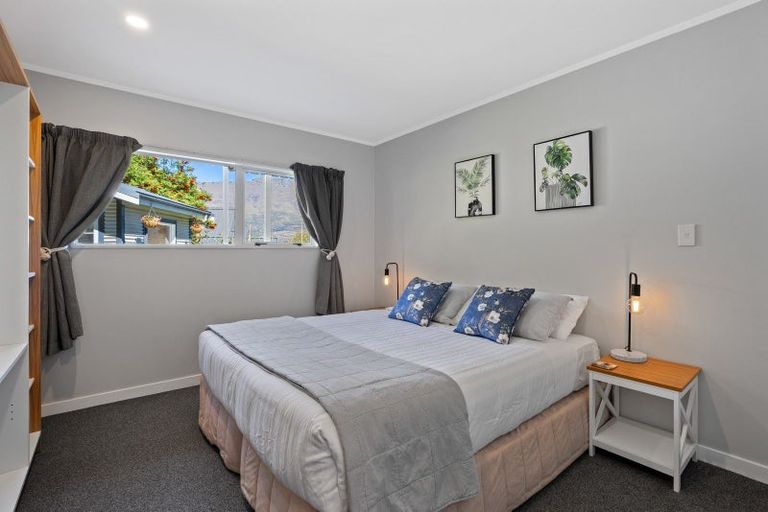 Photo of property in 2 Evergreen Place, Sunshine Bay, Queenstown, 9300