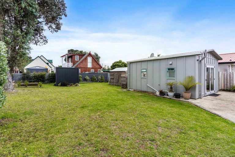 Photo of property in 221 Linton Crescent, Whangamata, 3620