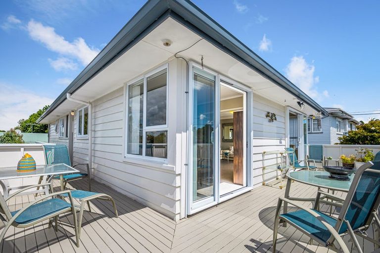 Photo of property in 31 Covil Avenue, Te Atatu South, Auckland, 0610