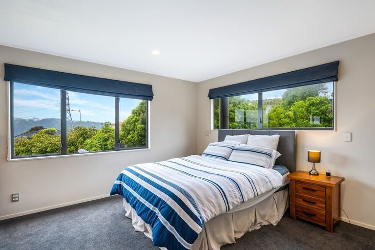 Photo of property in 8 Fernridge Way, Tirohanga, Lower Hutt, 5010