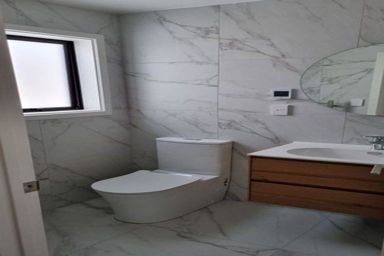 Photo of property in 64e Buscomb Avenue, Henderson, Auckland, 0610