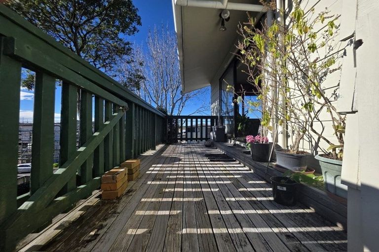Photo of property in 1/12 Woodall Place, Totara Vale, Auckland, 0627