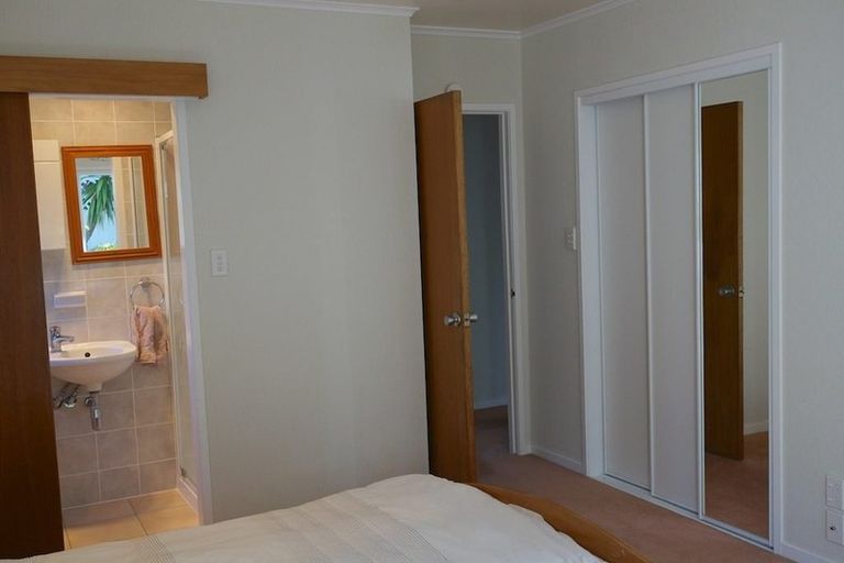 Photo of property in 20 Brunton Place, Glenfield, Auckland, 0629