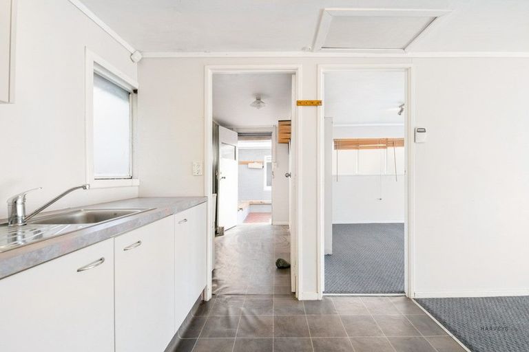 Photo of property in 32 Captain Scott Road, Glen Eden, Auckland, 0602