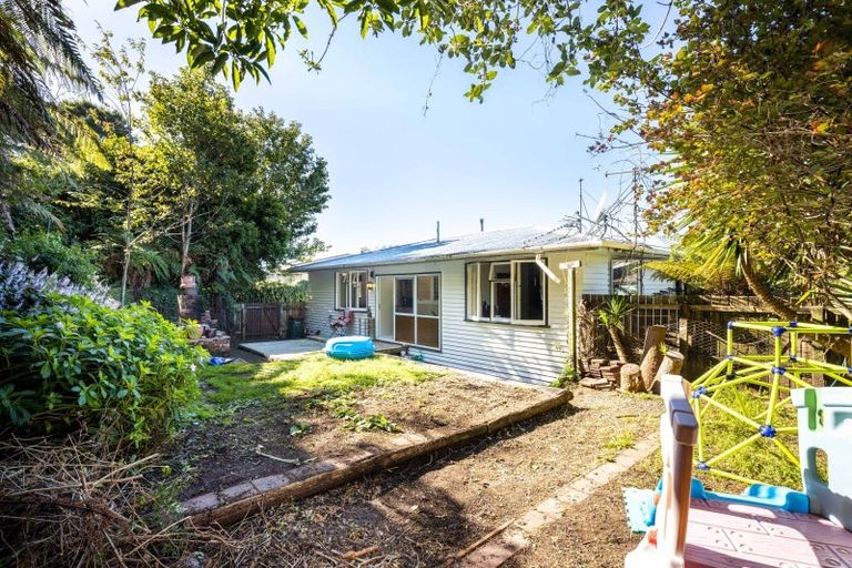 Photo of property in 16 Regent Place, Blagdon, New Plymouth, 4310