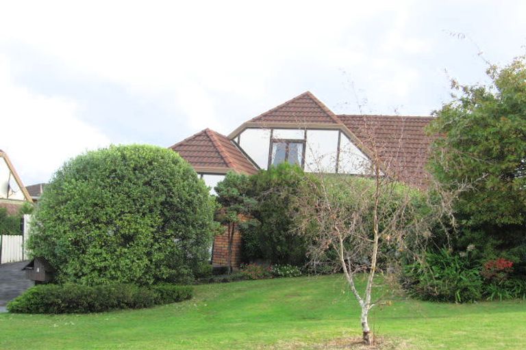Photo of property in 4 Citation Way, Botany Downs, Auckland, 2010
