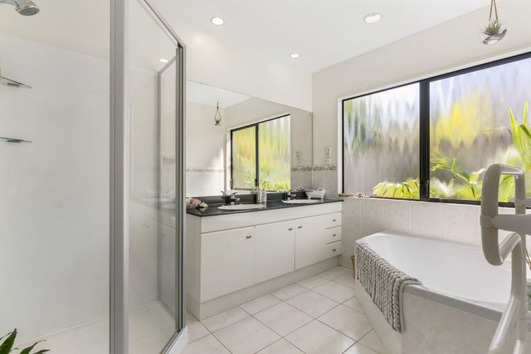 Photo of property in 15 Perendale Close, Somerville, Auckland, 2014