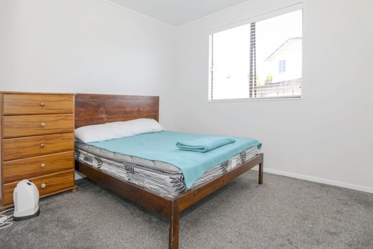 Photo of property in 8 Angeline Place, Massey, Auckland, 0614