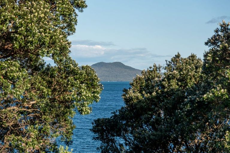 Photo of property in 5 Churchill Road, Murrays Bay, Auckland, 0630