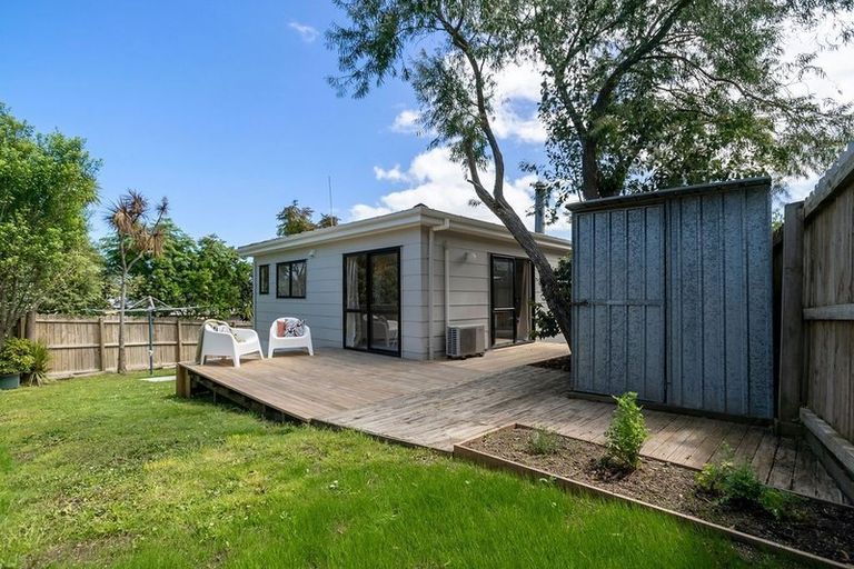 Photo of property in 1/11 Kupari Place, Totara Vale, Auckland, 0629