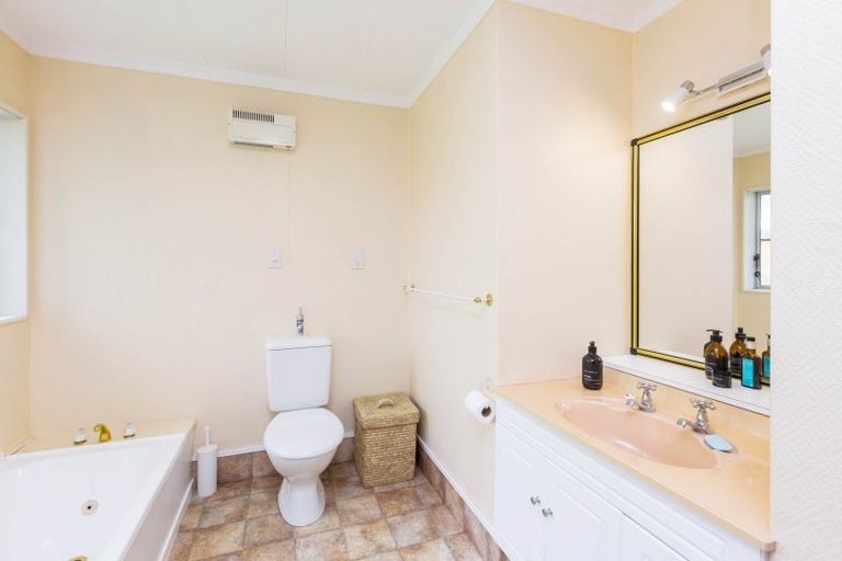 Photo of property in 4 Roband Crescent, Brown Owl, Upper Hutt, 5018