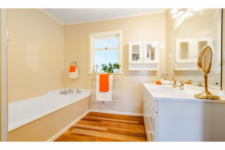 Photo of property in 16 Tomo Street, New Lynn, Auckland, 0600