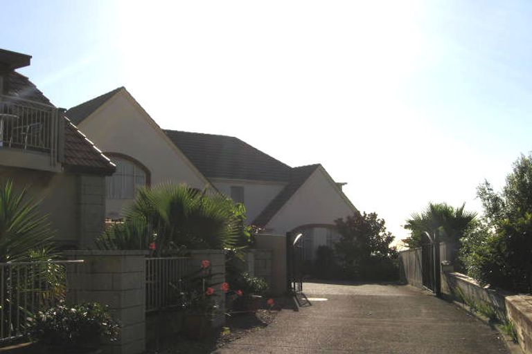 Photo of property in 32 St Clair Place, Browns Bay, Auckland, 0630