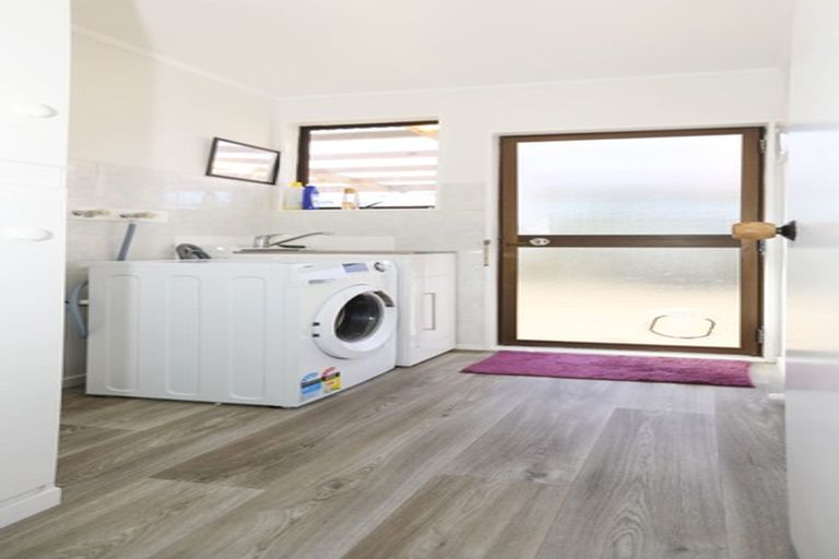 Photo of property in 8 Angeline Place, Massey, Auckland, 0614